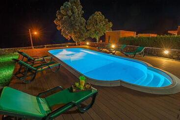 تختخواب و صبحانه Alluar Lodge