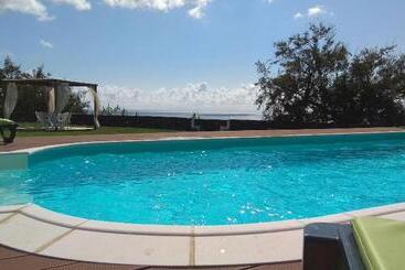 تختخواب و صبحانه Alluar Lodge
