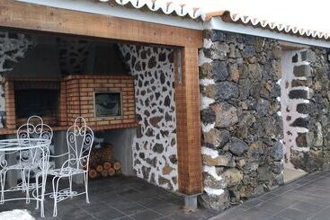 تختخواب و صبحانه Alluar Lodge