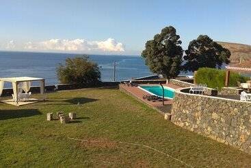 تختخواب و صبحانه Alluar Lodge