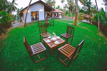 هتل Villa Hiriketiya