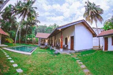 هتل Villa Hiriketiya