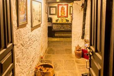 پانسیون Hira Guest House