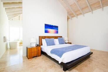 استراحتگاه Sailrock South Caicos Island Hop Flight Included