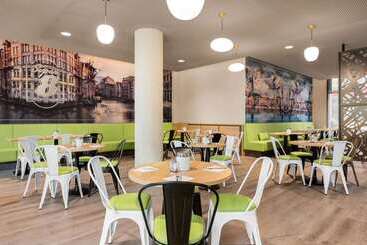هتل Super 8 By Wyndham Hamburg Mitte