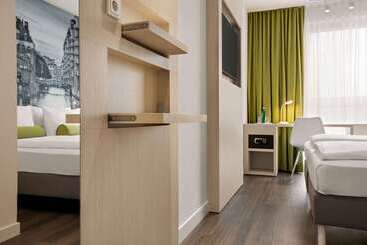 هتل Super 8 By Wyndham Hamburg Mitte