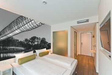 هتل Super 8 By Wyndham Hamburg Mitte