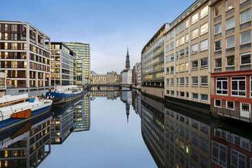 هتل Super 8 By Wyndham Hamburg Mitte
