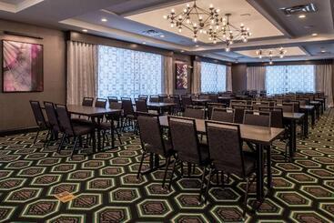 هتل Hampton Inn & Suites Winstonsalem Downtown