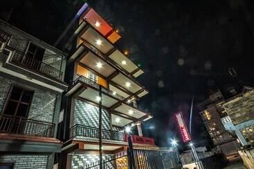 هتل Omega By Oyo Rooms