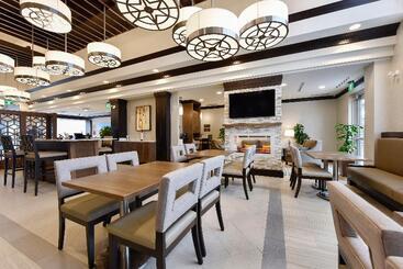 هتل Staybridge Suites Waterloo  St. Jacobs Area