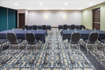 هتل Baymont By Wyndham Grand Rapids Near Downtown