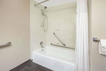 هتل Baymont By Wyndham Grand Rapids Near Downtown