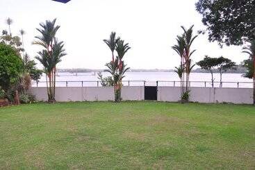 Serenity Lake Front Villa - Piliyandala