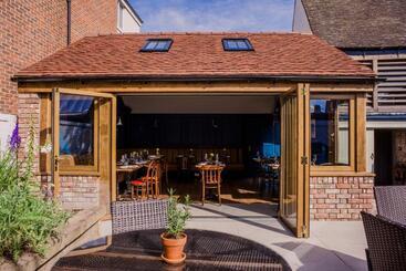 مسافرخانه The Corner House Canterbury