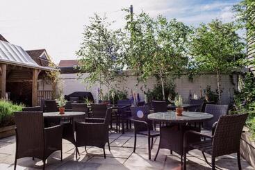 مسافرخانه The Corner House Canterbury
