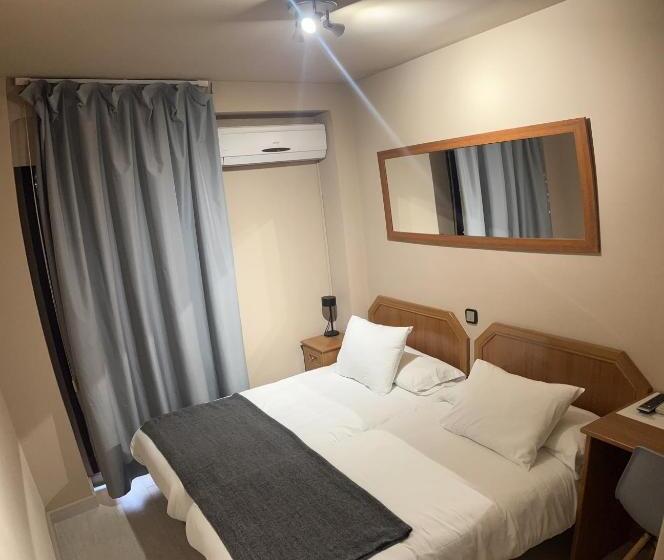 هتل Hostal Arenal