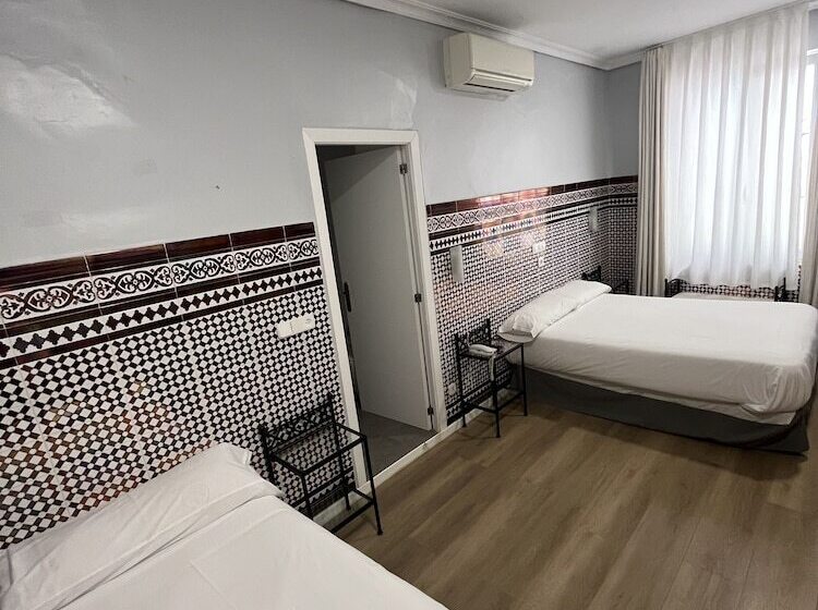 هتل Hostal Atenas