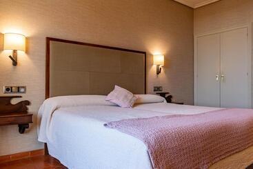 هتل Hostal Doña Juana
