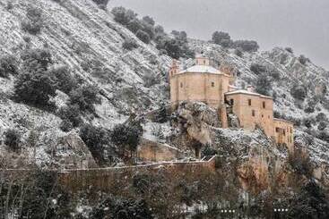 هتل Hostal Las Nieves