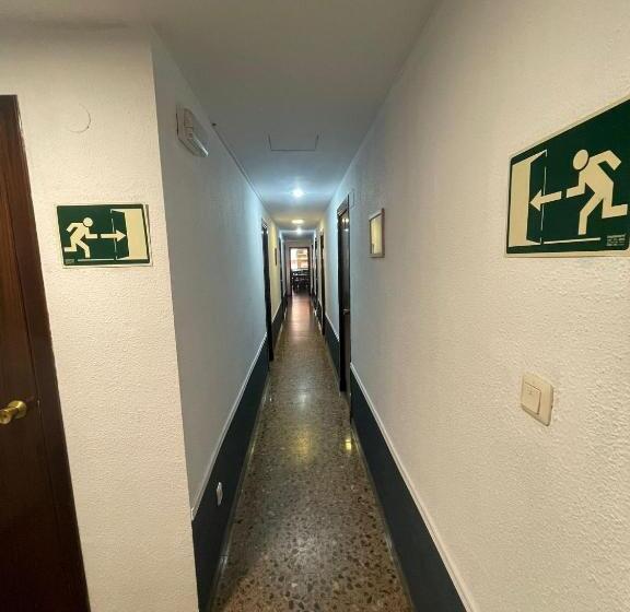 هتل Hostal Milmarcos