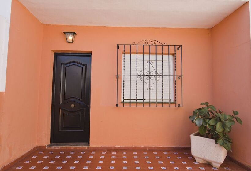 هتل Hostal Nueva Andalucia