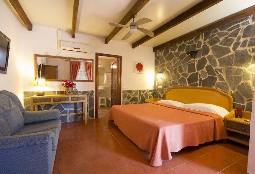 هتل Hostal Nueva Andalucia