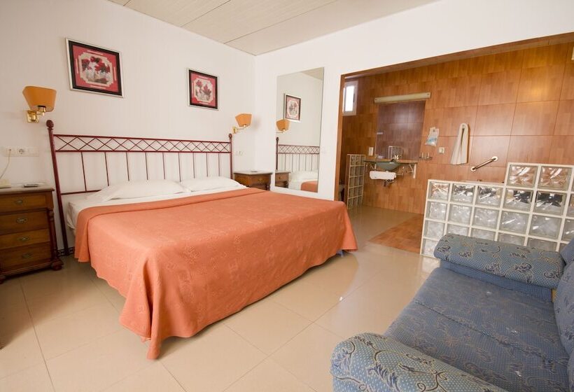 هتل Hostal Nueva Andalucia