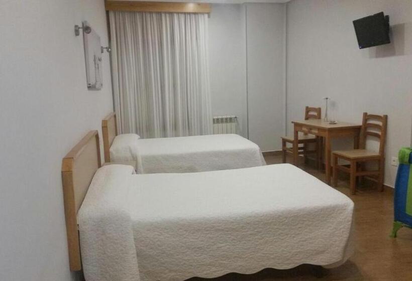 هتل Hostal Puerta La Villa