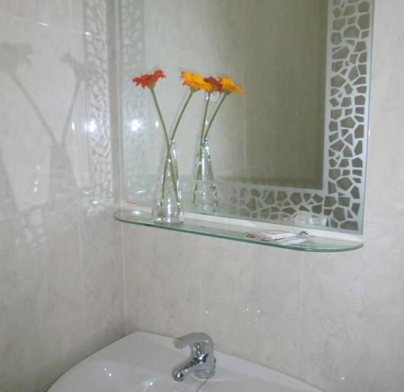 فندق Hostal Santa Ana