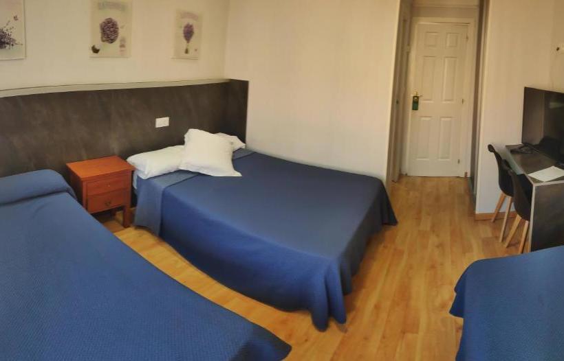 هتل Hostal Vitorina