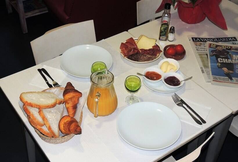 هتل Hostal Can Massot