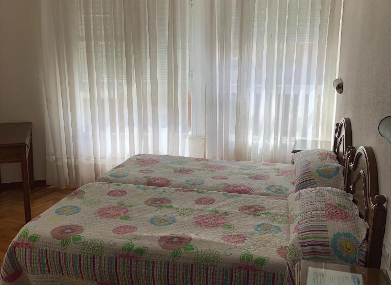 هتل Hostal Hispano
