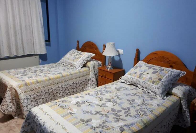 هتل Hostal Julio