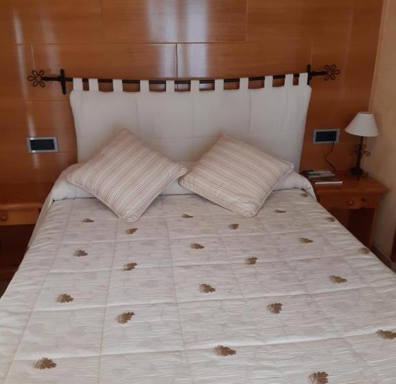 هتل Hostal La Placeta