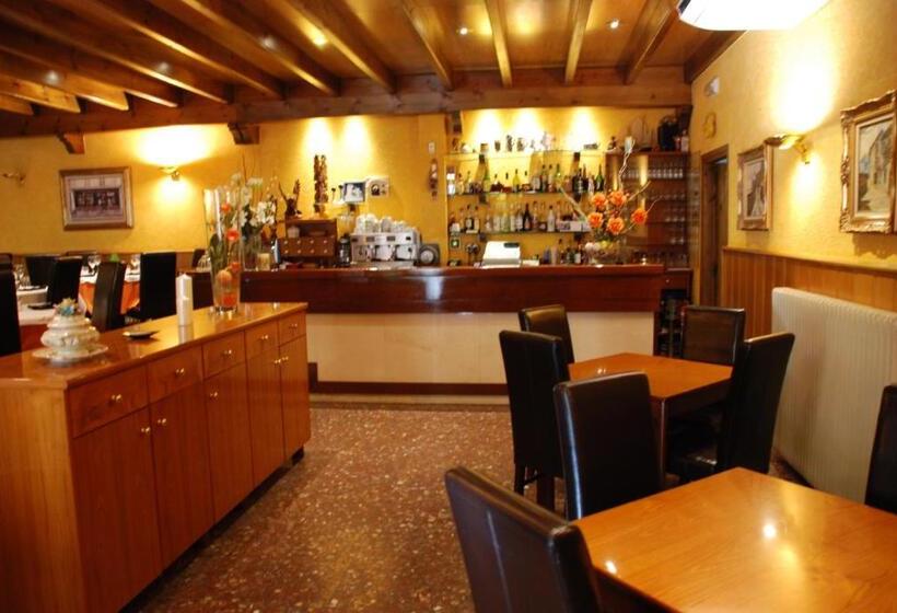 هتل Hostal La Placeta