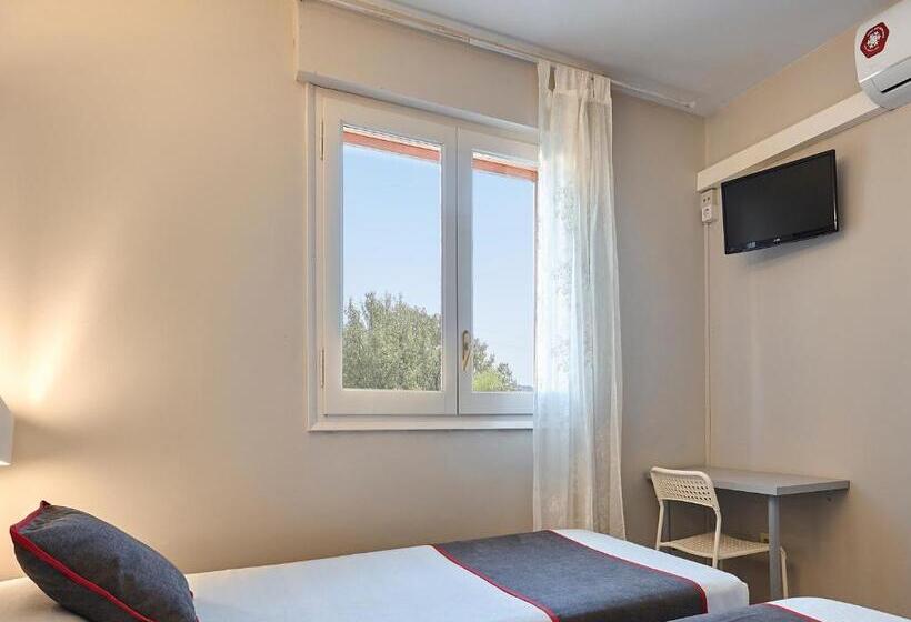 هتل Hostal Mas Ferrer