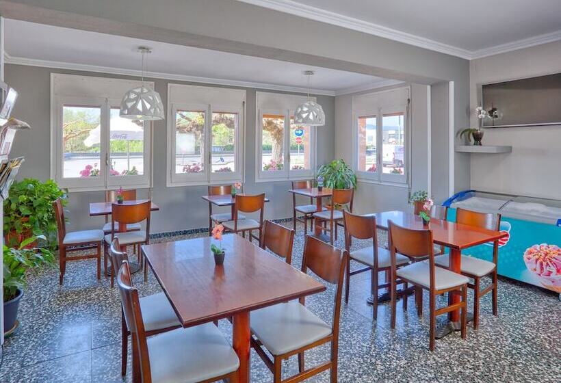 هتل Hostal Mas Ferrer