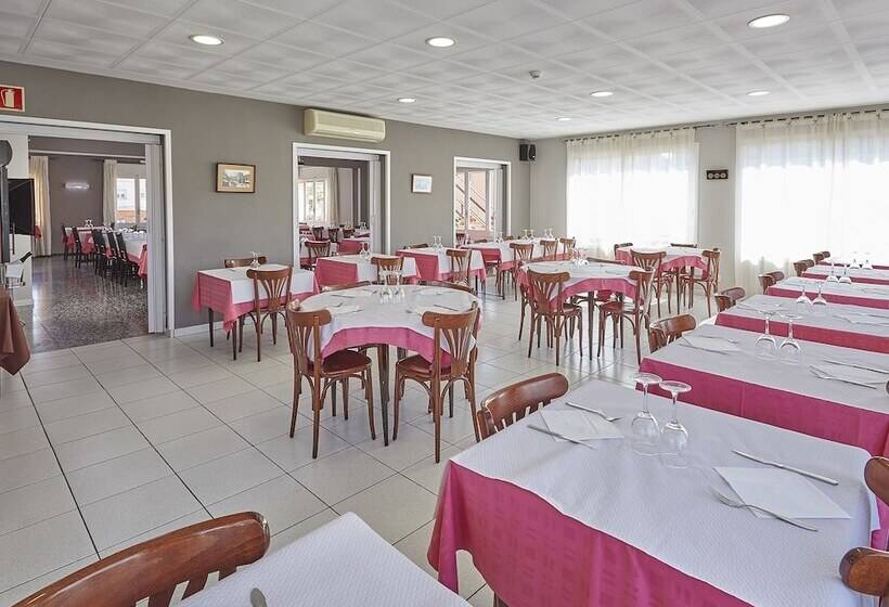 هتل Hostal Mas Ferrer