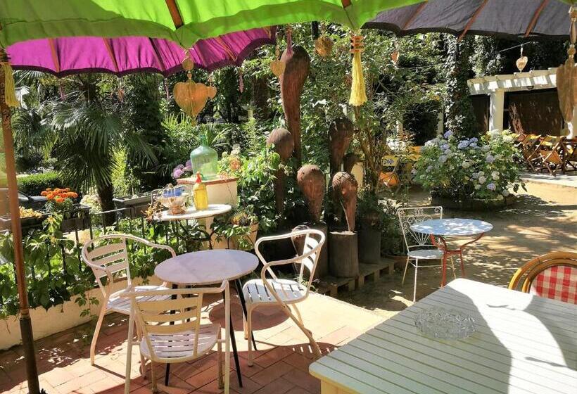 هتل Hostal Montsoliu