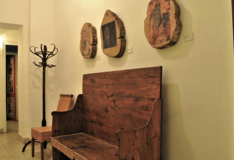 هتل Hostal Montsoliu