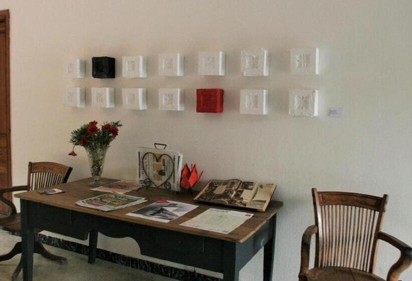 هتل Hostal Montsoliu