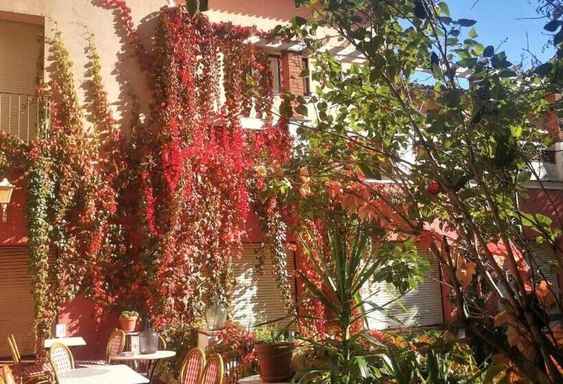 هتل Hostal Montsoliu