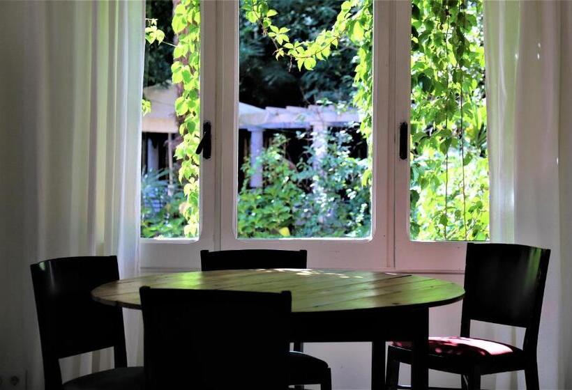 هتل Hostal Montsoliu