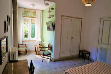 هتل Hostal Montsoliu