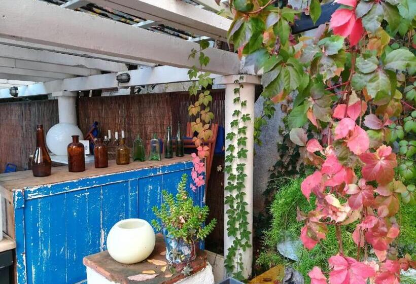 هتل Hostal Montsoliu