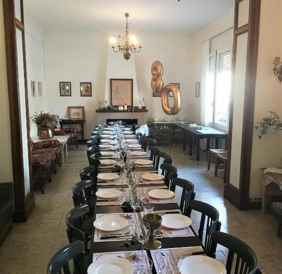 هتل Hostal Montsoliu