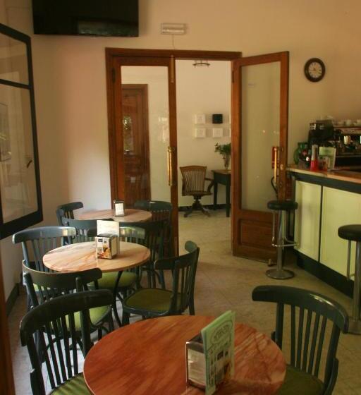 هتل Hostal Montsoliu