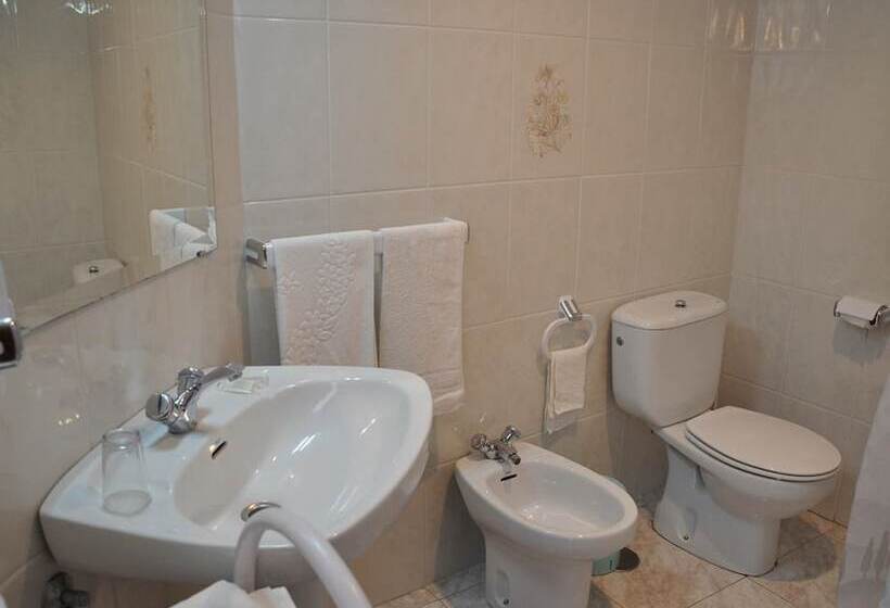 هتل Hostal Mourelos