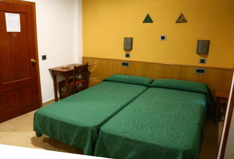 هتل Hostal Muralla